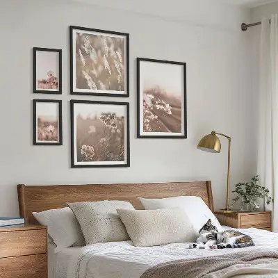 Sieninė paveikslų galerija subtilaus gėlių motyvo