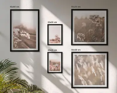 Sieninė paveikslų galerija subtilaus gėlių motyvo