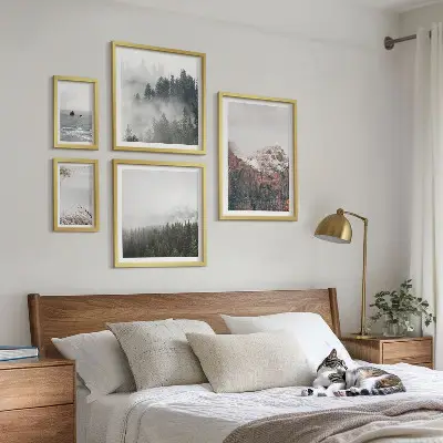 Sieninė paveikslų galerija su kalnų, miškų ir debesų peizažais