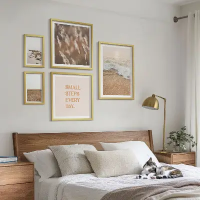 Paveikslų rinkinys miegamajam su pajūrio peizažais ir citatomis apie gyvenimą