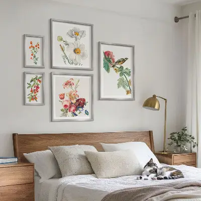 Sieninė paveikslų galerija vintažinės gėlių ir paukščių dekoracijos