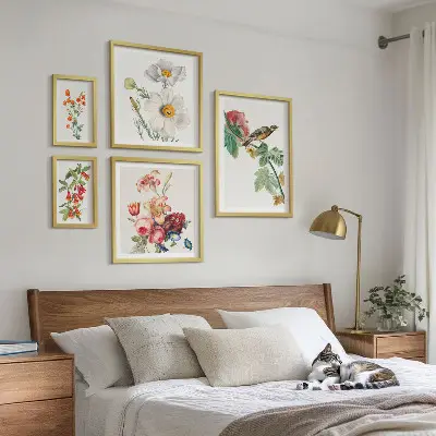 Sieninė paveikslų galerija vintažinės gėlių ir paukščių dekoracijos