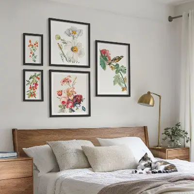 Sieninė paveikslų galerija vintažinės gėlių ir paukščių dekoracijos