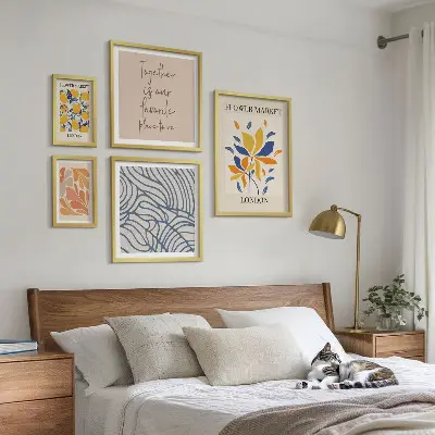 Sieninė paveikslų galerija gėlių motyvai ir Londono užrašai