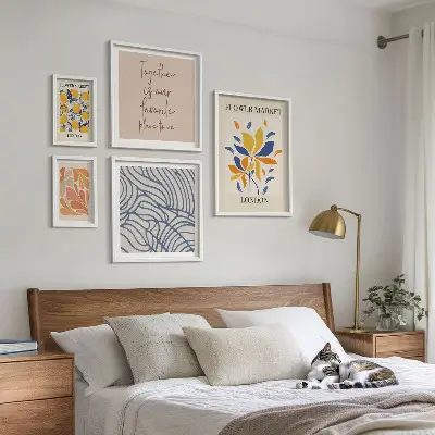 Sieninė paveikslų galerija gėlių motyvai ir Londono užrašai