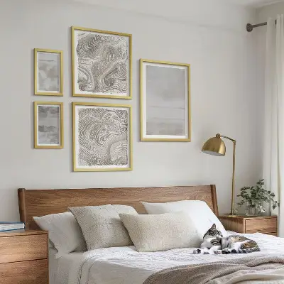 Sieninė paveikslų galerija modernaus stiliaus su dėvėtų tekstūrų efektu