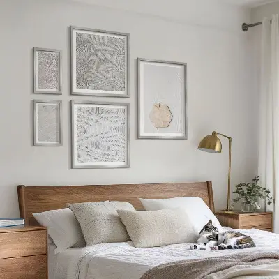 Paveikslų rinkinys miegamajam šviesaus bohemiško smėlio tekstūros