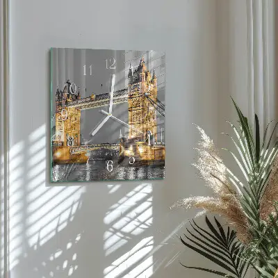 Kvadratinis laikrodis iš stiklo Tauerio tiltas