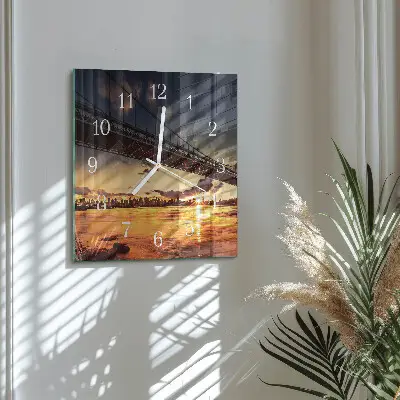 Kvadratinis laikrodis iš stiklo Upės tiltas
