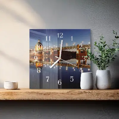 Kvadratinis stiklo laikrodis Tiltas per upę