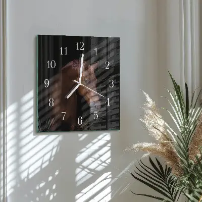 Kvadratinis laikrodis iš stiklo Arklys
