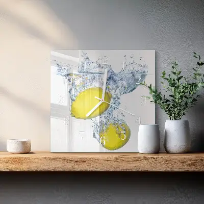 Kvadratinis stiklo laikrodis Citrinos vandenyje