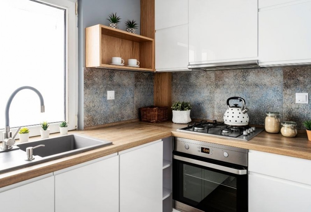 balta virtuvė su mediniu stalviršiu