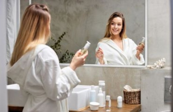 Kuris veidrodis vonios kambariui? Praktiniai patarimai ir įkvėpimas