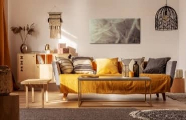 Boho stiliaus svetainė - meninės interjero transformacijos aranžuotės ir įkvėpimai