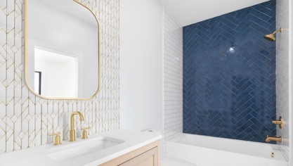 Kaip išsirinkti plyteles mažam vonios kambariui? 5 praktiniai patarimai