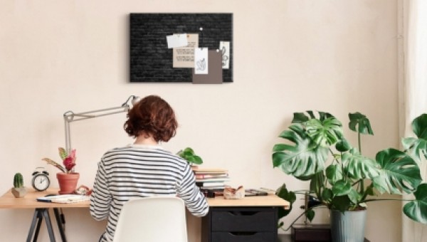 Ką dėti ant sienos šalia savo stalo? Vadovas