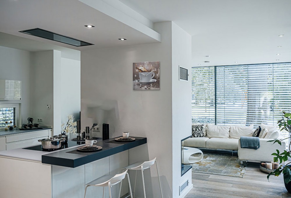 Atvira virtuvė su svetaine